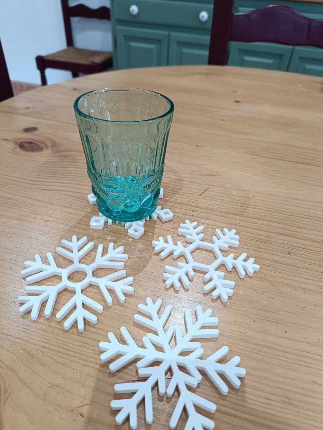 Set of 4 snowflake-shaped coasters