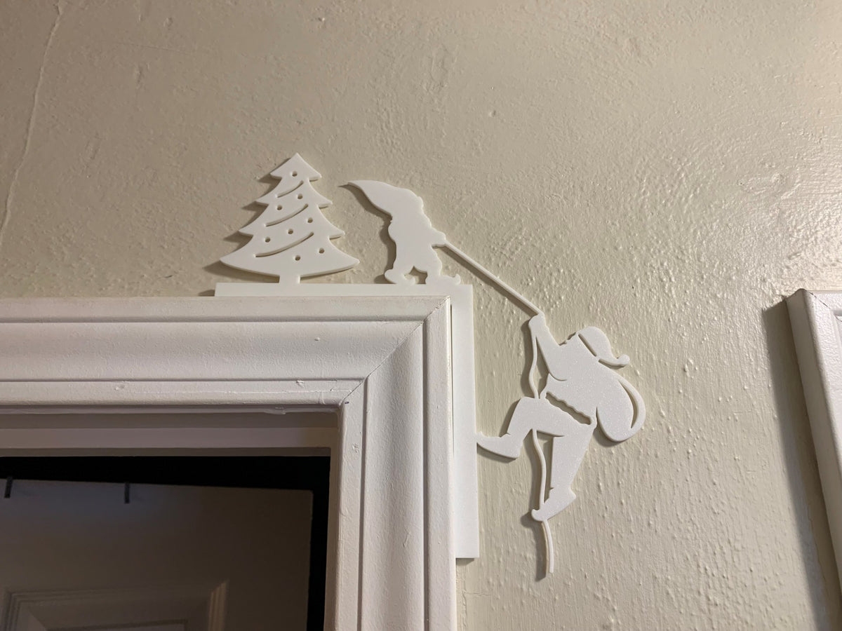Santa figure for the door frame – climbing in the corner