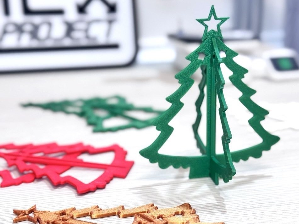 Small assemble-it-yourself Christmas tree as a hanging ornament