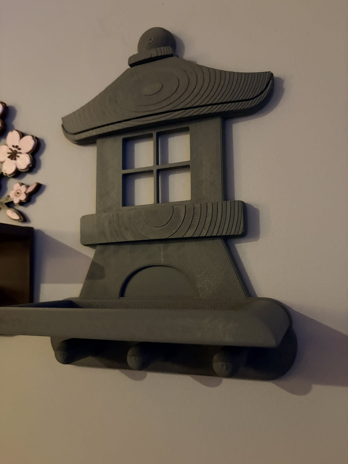Nøgleholder med hylde – japansk stenlanterne med 3 knager