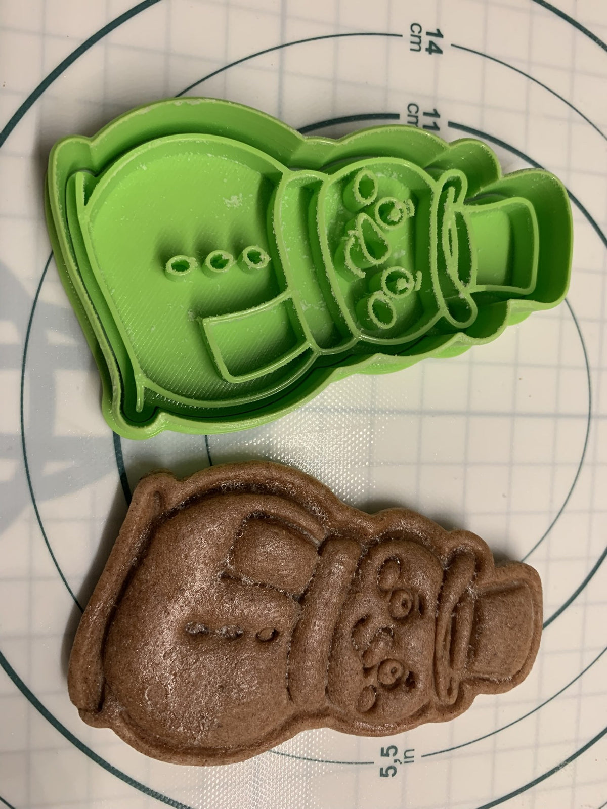 Snowman-shaped cookie cutter